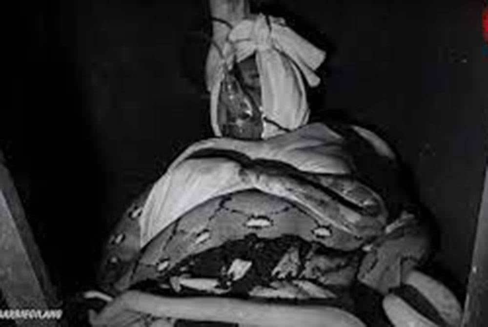 Keadaan Gilang Barbie yang ditanam hidup-hidup bersama ular demi menjayakan eksperimen 'mengingati kematian'. - Foto Agensi