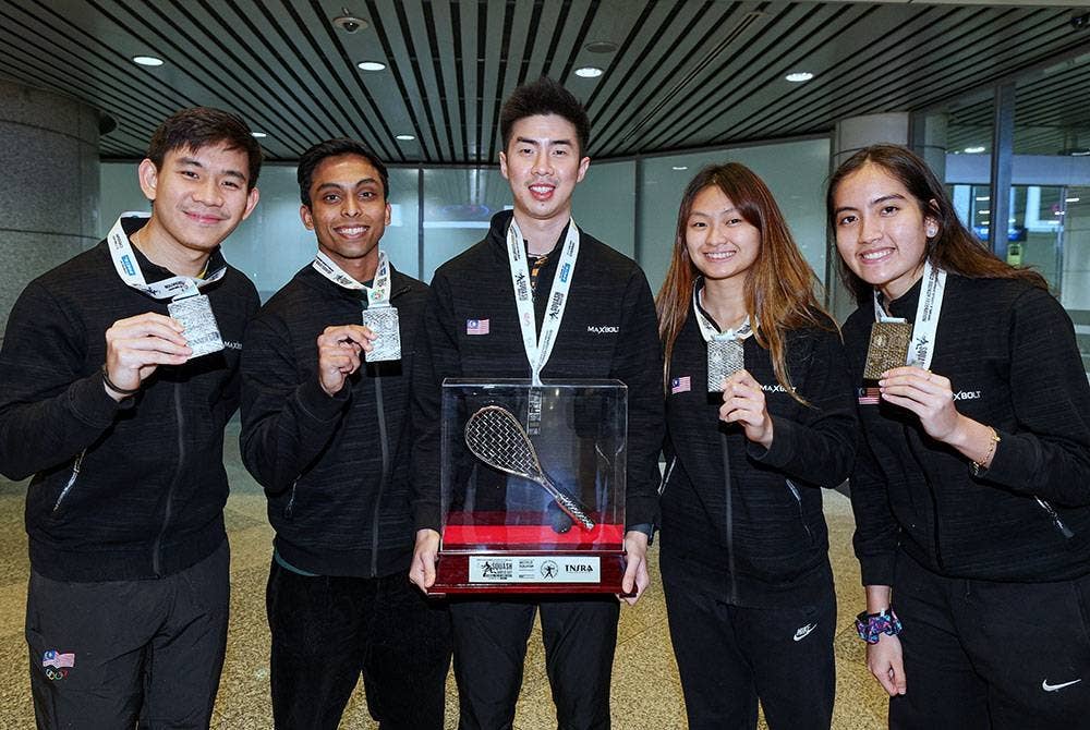 Barisan skuad skuasy negara bersama trofi kejohanan selepas meraih pingat perak pada Kejohanan Piala Dunia Skuasy 2023 di Chennai India pada Sabtu.
