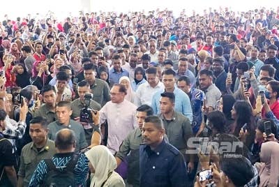 Anwar (tengah) yang tiba di UMK bagi Program Temu Anwar.