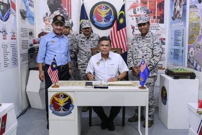 Saifuddin Nasution bergambar selepas menandatangani buku tetamu ketika melawat reruai pada Program KDN Madani di Sekolah Latihan Asas Kepolisan, Sungai Petani hari ini. - Foto Bernama