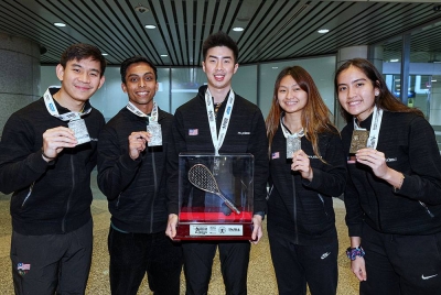 Barisan skuad skuasy negara bersama trofi kejohanan selepas meraih pingat perak pada Kejohanan Piala Dunia Skuasy 2023 di Chennai India pada Sabtu.