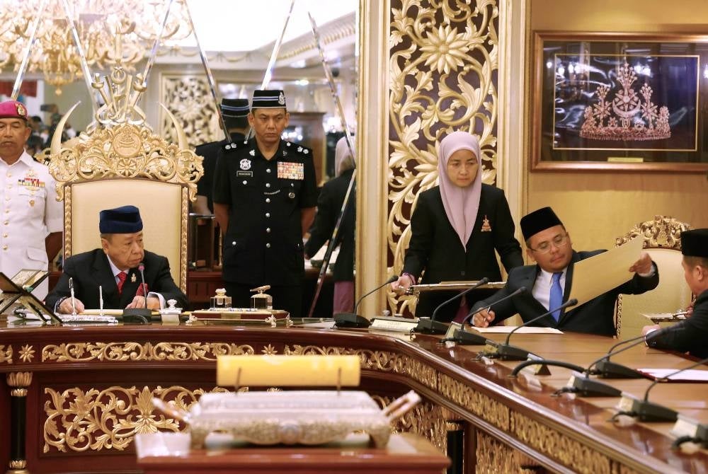 Sultan Sharafuddin (duduk, kiri) berkenan menyaksikan Amirudin (duduk, kanan) menandatangani proklamasi pembubaran DUN Negeri Selangor Ke-13 pada Istiadat Pengisytiharan Pembubaran DUN Selangor bagi PRN di Istana Alam Shah pada Isnin. - Foto Bernama