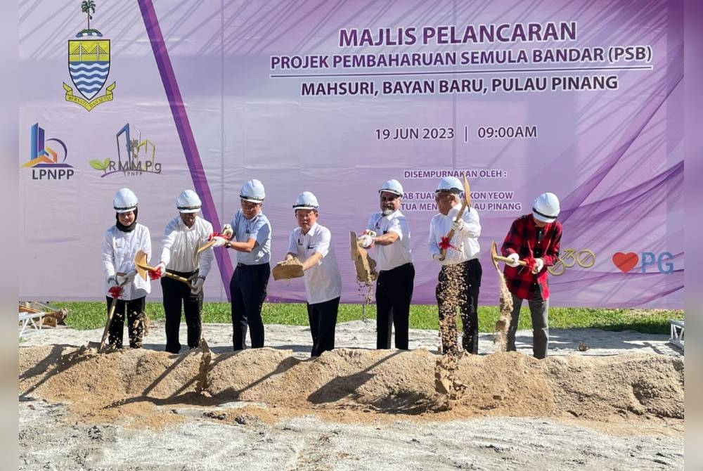 Kon Yeow (empat dari kiri) menyempurnakan Majlis Pelancaran PSB Mahsuri pada Isnin.