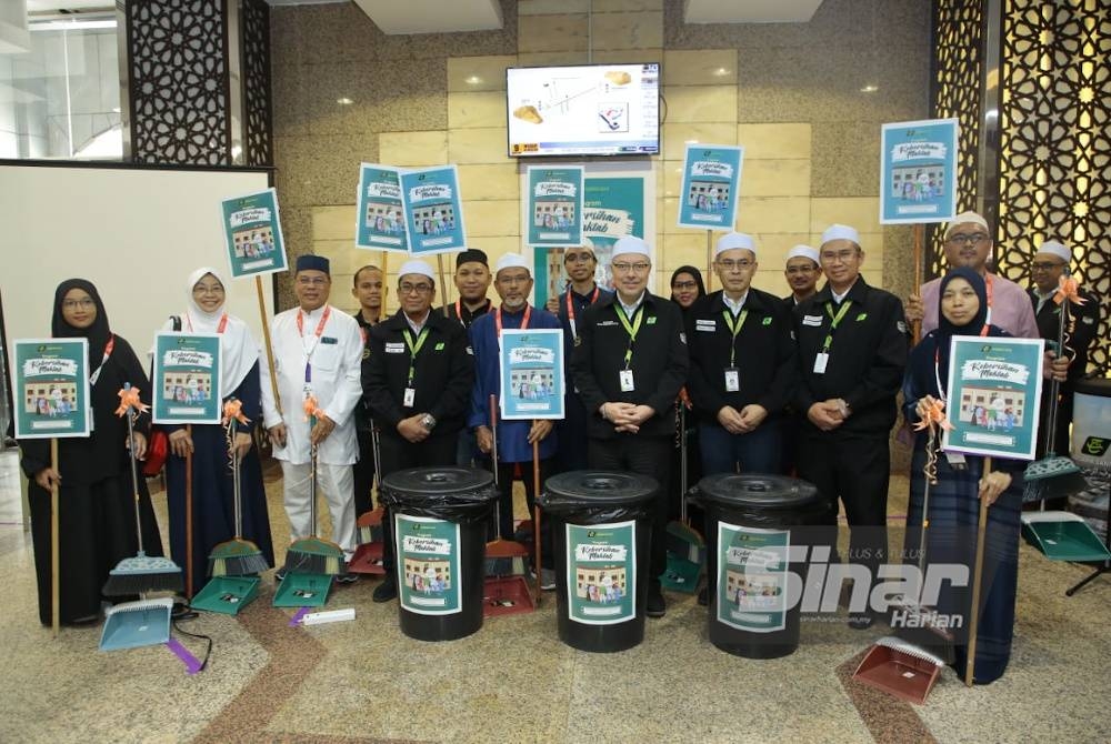 Simbolik pelancaran program kebersihan maktab diadakan melalui penyerahan kelengkapan pembersihan.
