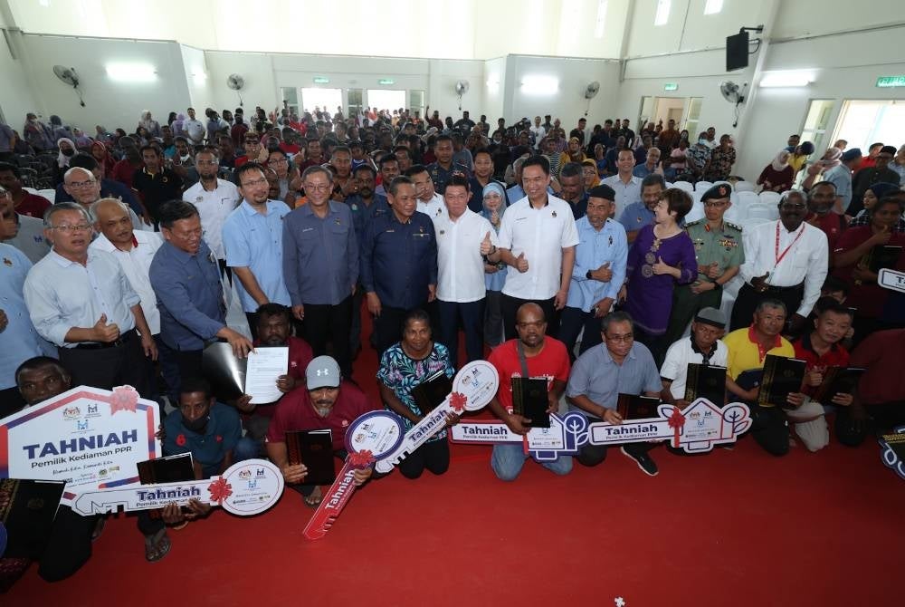 Sebahagian penerima bersama Nga Kor Ming (enam dari kanan) dan Aminuddin (tujuh dari kanan).