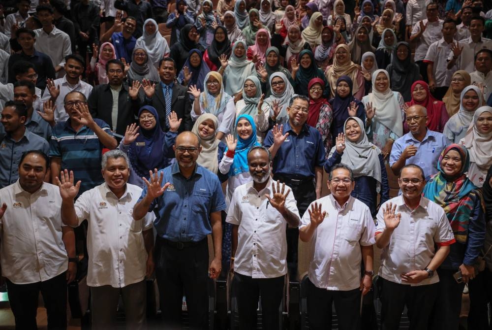 Sivakumar (tengah) bersama penggiat industri dan peserta.
