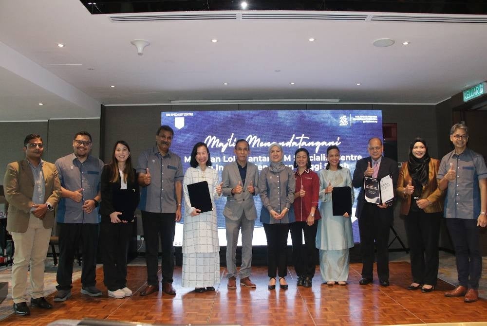 Norzaiton (enam dari kanan) bersama barisan wakil yang menandatangani MoU dan LoI daripada IPT awam dan swasta pada majlis yang diadakan di Kota Kinabalu.