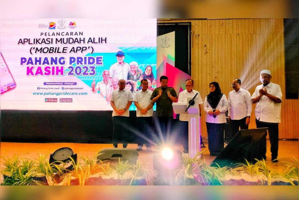 Wan Rosdy (tengah) ketika menyempurnakan pelancaran aplikasi mudah alih Pahang Pride Kasih di Dewan Tun Razak di Temerloh pada Isnin.