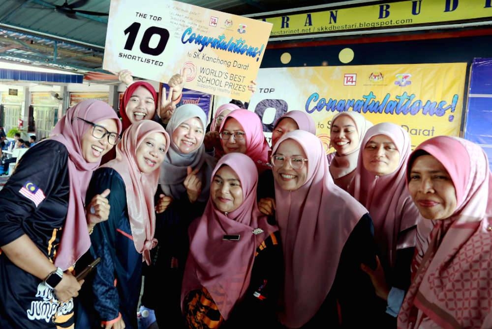 Fadhlina (tiga, kiri) bersama sebahagian guru ketika hadir menyampaikan plak penghargaan selepas SK Kanchong Darat dipilih sebagai 'Top 10 World's Best School Prizes' pada Karnival Perpaduan Madani 2023. - Foto Bernama