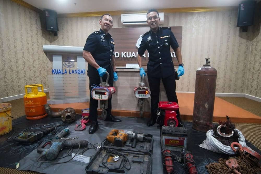 Ahmad Ridhwan (kiri) menunjukkan antara rampasan barang kes susulan tumpasnya Geng Sugu yang ditahan di Tanjung Sepat, Kuala Langat pada Ahad.