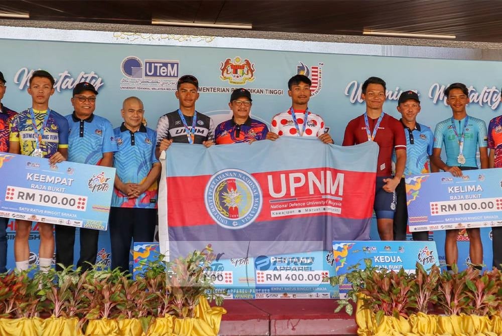 Ahmad Irfan (lima dari kanan) mengungguli peringkat ketiga LTdlPT 2023 pada Isnin. - Foto: Facebook Pro Apparel - Asia