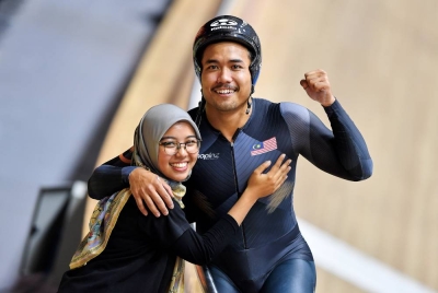 Fadhil meraikan kejayaan bersama isterinya, Nur Atiqah Khairul Anuar selepas meraih pingat emas acara 1km ITT elit lelaki ACC 2023 di Velodrom Nasional, Nilai pada Isnin. - Foto Bernama