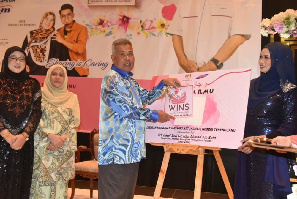 Ahmad (dua dari kanan) ketika menyempurnakan Wacana Ilmu Wanita Inspirasiku 'Wanita Desa Ke Global' di Taman Tamadun Islam (TTI) di sini, pada petang Isnin. - Foto Facebook Ahmad Said