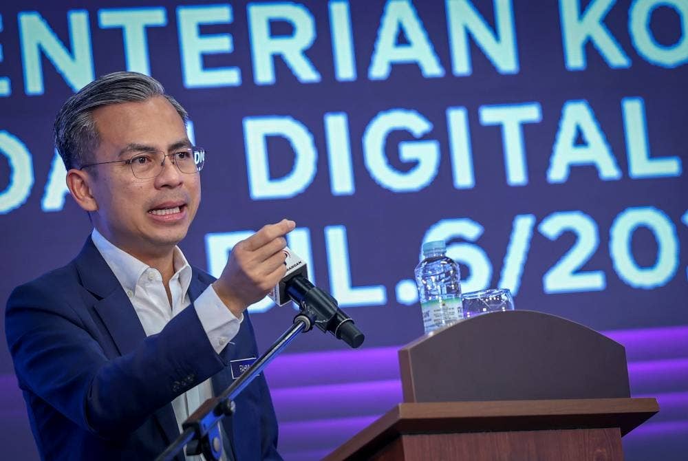 Fahmi Fadzil menyampaikan ucapan pada Perhimpunan Bulanan Kementerian Komunikasi dan Digital (KKD) di kementerian itu, hari ini. - Foto Bernama