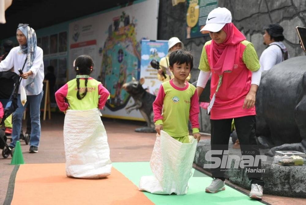 Kanak-kanak cukup seronok ketika terlibat dalam permainan sukaneka sempena AKE Sports Carnival 2023. - Foto MOHD RAFIQ REDZUAN HAMZAH