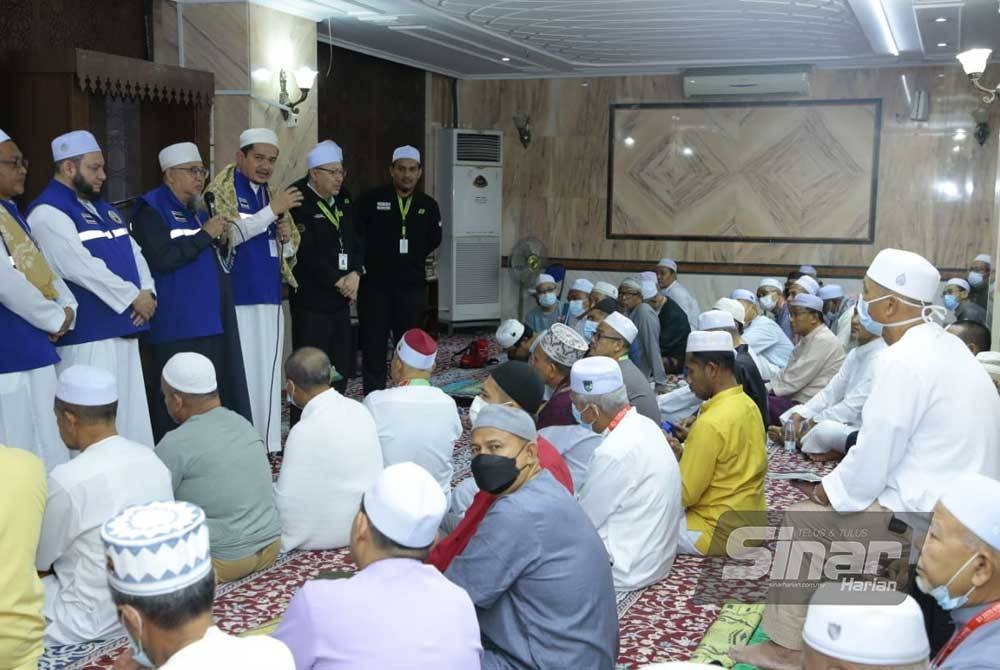 Rombongan Haji Thailand dibawa bertemu dengan jemaah haji Malaysia di Ibu Pejabat TH di Abraj Janadriyah di Makkah.