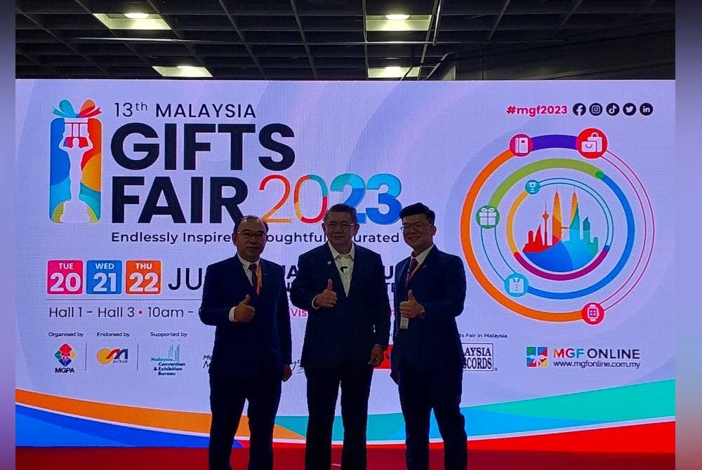 Salahuddin (tengah) ketika Majlis Perasmian Pameran Hadiah Malaysia Edisi Ke-13 2023 pada Selasa.