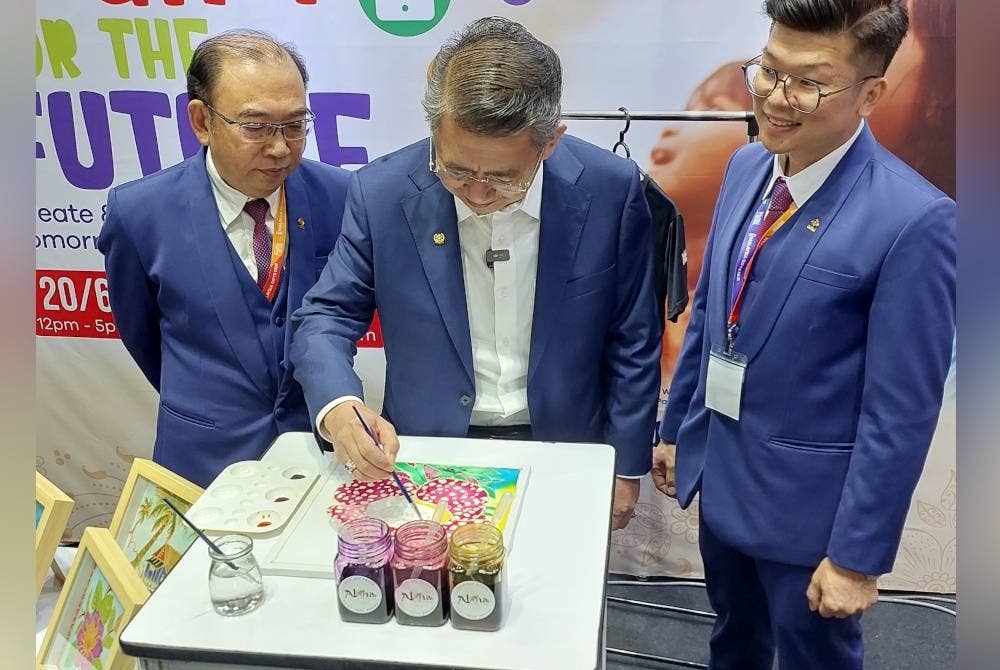 
Salahuddin (tengah) ketika Pameran Hadiah Malaysia Edisi Ke-13 2023 pada Selasa.