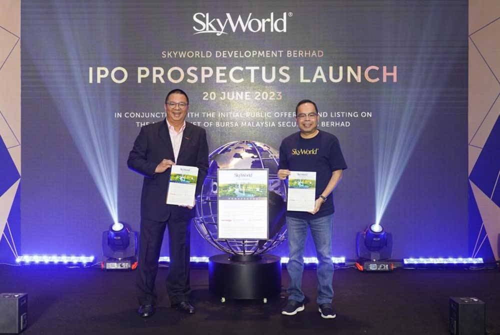 Datuk Roslan Tik dan Datuk Seri Ng Thien Phing semasa majlis pelancaran IPO oleh SkyWorld Development Berhad di The Valley Residences, Setiawangsa, Kuala Lumpur.