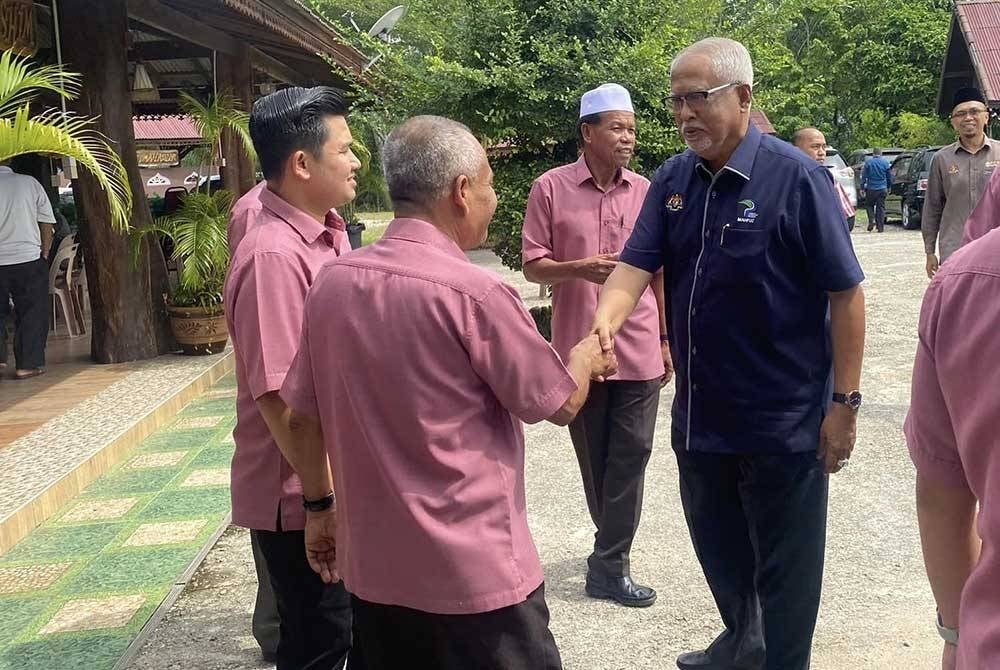 Mahfuz (kanan) beramah mesra bersama ahli PPK Kuala Nerang.