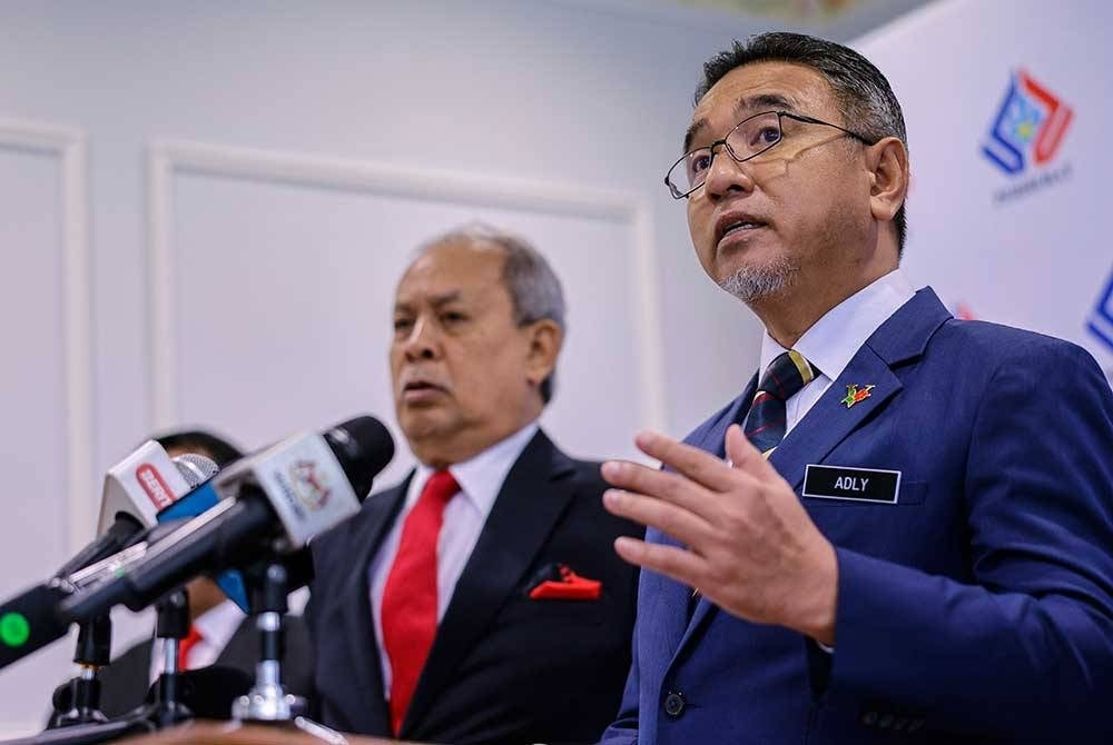 Adly (kanan) pada sidang media sempena Penganugerahan Diploma Kemahiran Malaysia Dan Penyampaian Sijil Latihan Peralihan Perbadanan Hal Ehwal Bekas Angkatan Tentera (Perhebat) di Kompleks Perhebat Sungai Buloh, pada Selasa. - Foto Bernama