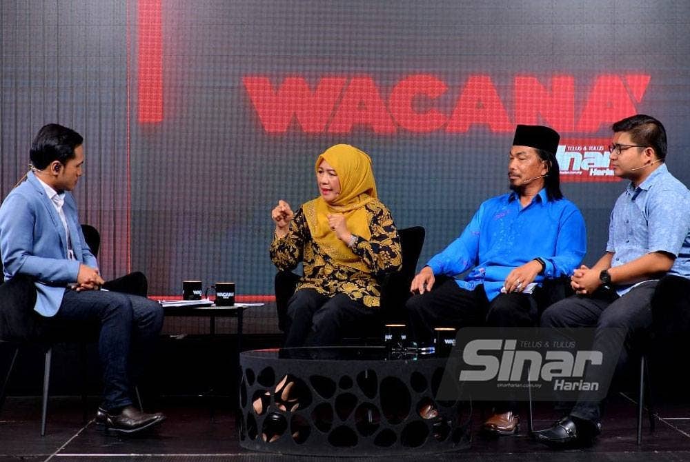Rosni (dua kiri); Mohamad Nasir dan Haziq Azfar (kanan) menjadi panelis program Wacana Sinar Siri 402 membincangkan tajuk PRN: Debar Menunggu Bubar yang berlangsung di Studio Sinar Harian, pada Isnin. Program dihoskan Ismail Adnan (kiri). - Foto Sinar Harian/Asril Aswandi Shukor