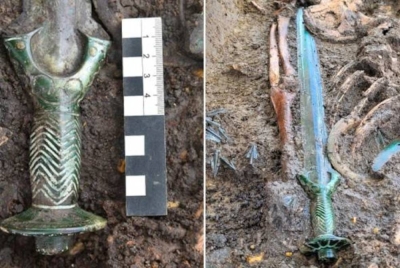 Pedang tersebut ditemui dalam sebuah kubur yang mengandungi tiga mayat, seorang lelaki dewasa, seorang wanita dewasa dan seorang kanak-kanak. - Foto Twitter/Nina Willburger