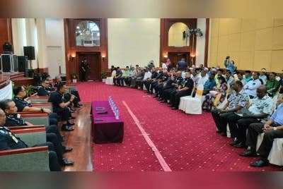 Fisol (depan, tengah) ketika hadir ke Program 'Community Engagement' Bersama Ketua Polis Kedah di Kulim Golf & County Resort pada Selasa.