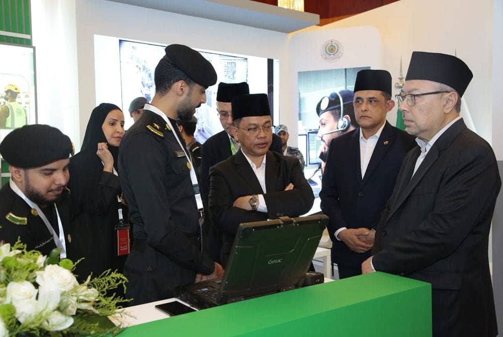 Dr Mohd Na'im (tiga dari kanan) mendengar taklimat mengenai kawalan keselamatan untuk jemaah di Tanah Suci.
