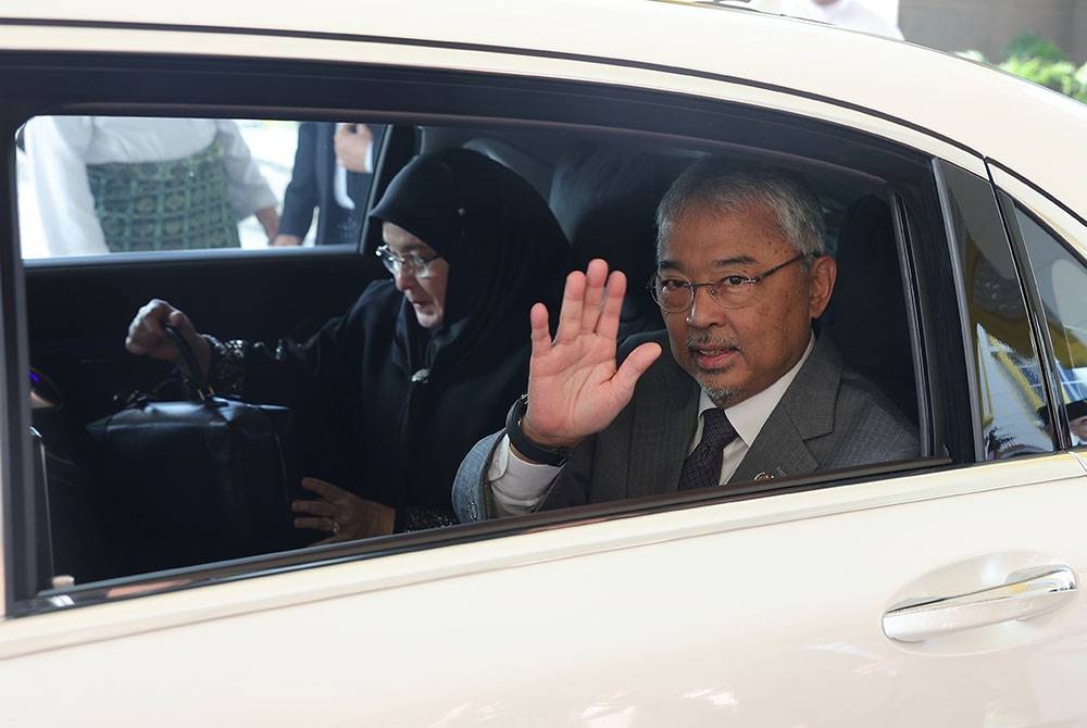 Yang di-Pertuan Agong Al-Sultan Abdullah Ri'ayatuddin Al-Mustafa Billah Shah dan Raja Permaisuri Agong Tunku Azizah Aminah Maimunah Iskandariah berkenan berangkat ke Tanah Suci bagi menunaikan ibadah haji di Istana Negara hari ini.