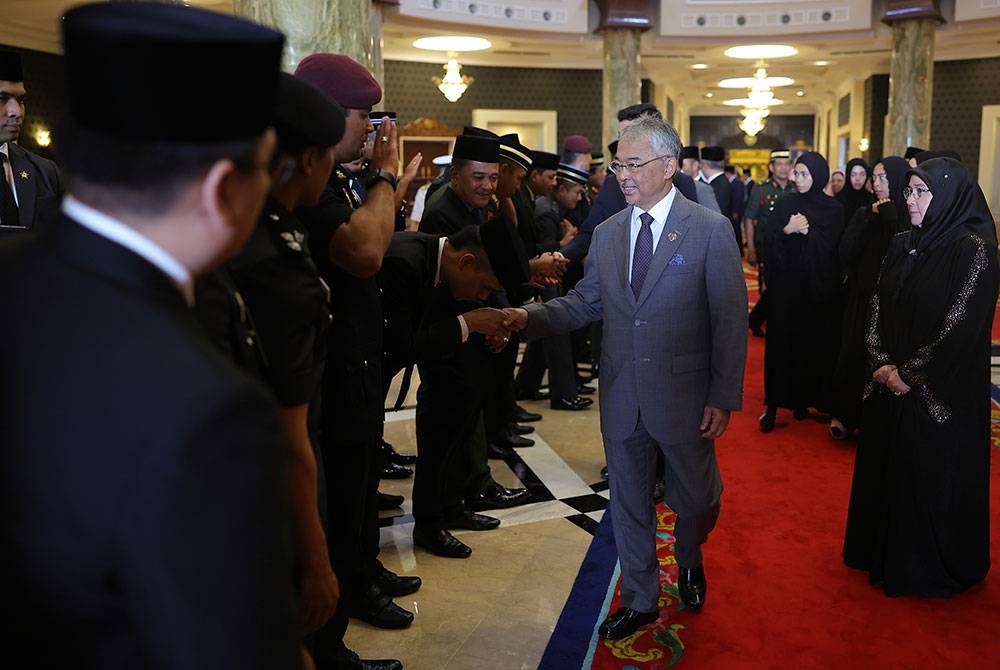 Yang di-Pertuan Agong Al-Sultan Abdullah Ri'ayatuddin Al-Mustafa Billah Shah bersalaman bersama kakitangan Istana Negara sebelum berangkat ke Tanah Suci bagi menunaikan ibadah haji di Istana Negara hari ini.