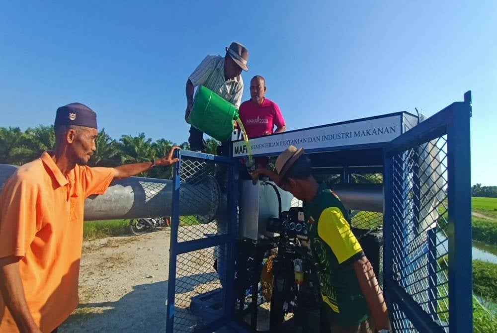 
Pam bergerak yang ditempatkan dikawal selia petani sendiri beroperasi seawal jam 7 pagi sehingga 9 malam.