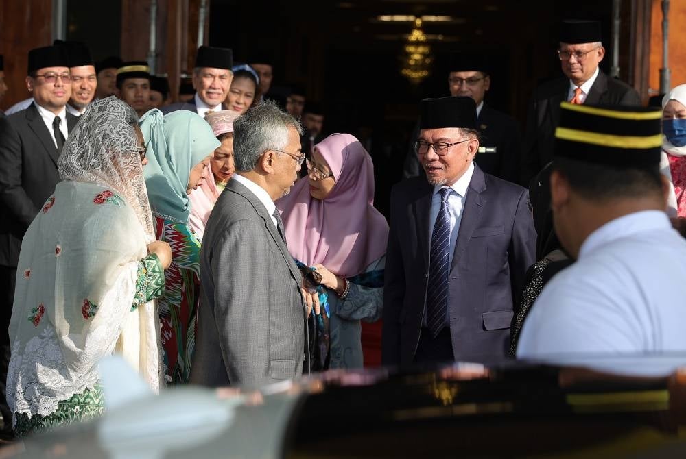 Al-Sultan Abdullah berkenan berbual bersama Anwar Ibrahi sebelum berangkat ke Tanah Suci bagi menunaikan ibadah haji di Istana Negara pada Rabu. - Foto Bernama