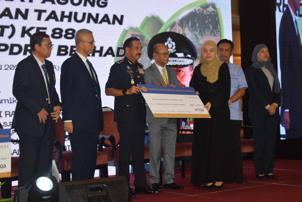 Razarudin menyampaikan pampasan takaful kepada waris Allahyarham Mohamad Sabri sempena Mesyuarat Agung Perwakilan Tahunan kali ke-88, di Kuala Lumpur pada Rabu.