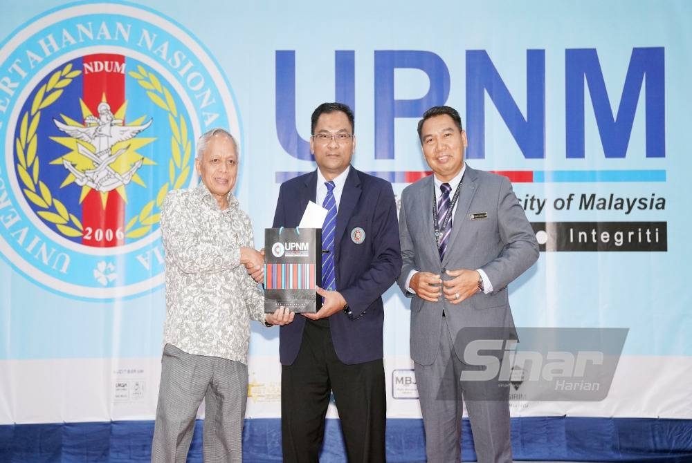 Muhd Zu Azhan menyerahkan cenderahati kepada Muhammad Nasir. - FOTO SINAR HARIAN/ ROSLI TALIB