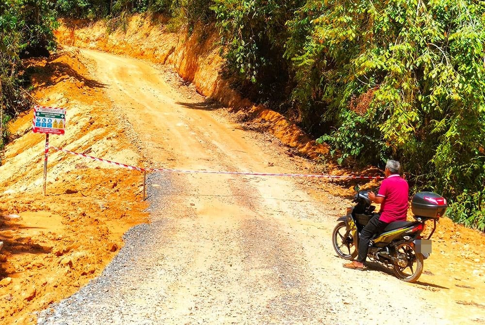 Wan Mohd Suhaimi menunjukkan laluan projek tersebut.