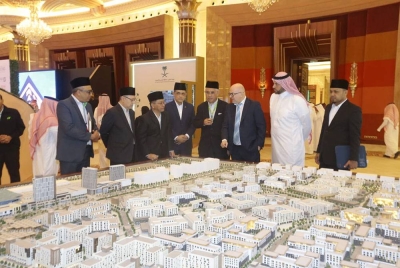 Dr Mohd Na'im diberi penerangan mengenai projek pembangunan di Arab Saudi.