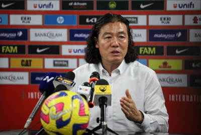 Pan Gon bercakap semasa sidang media selepas perlawanan Persahabatan Antarabangsa Tier 1 antara Malaysia lawan Papua New Guinea di Stadium Sultan Mizan Zainal Abidin malam tadi. - Foto Bernama