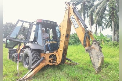 Juwairiya melakukan simbolik mengorek tanah sebagai simbolik kepada kerja-kerja pembinaan Kompleks Komuniti Selangor Penyayang Mukim Pasangan di Kampung Tanjung Siam, pada Rabu.