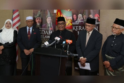 Muhammad Sanusi (tengah) pada sidang akhbar di Wisma Darul Aman pada Rabu.