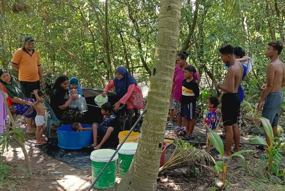 Penduduk Kampung Orang Asli Pasir Puteh, Pasir Gudang, mendapatkan sumber air selain mandi dan membasuh pakaian di kawasan tangki yang diletakkan di tebing sungai.