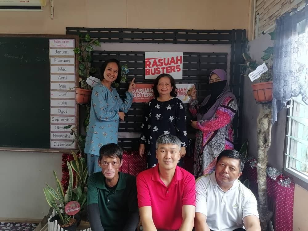 Masjuwita (berdiri kanan) bersama guru-guru sekolahnya, Audry (berdiri kiri), Deri Klimit (berdiri tengah), Mohd Rezel (duduk kiri), Ling Yew Hing (duduk tengah) dan Shahbandi Abdul Han.