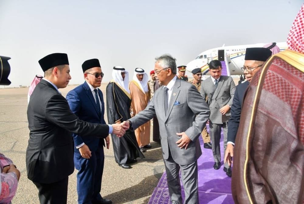 Pesawat khas yang membawa Seri Paduka berdua dan delegasi selamat mendarat di Lapangan Terbang Antarabangsa Putera Mohammad Abdulaziz pada 4 petang waktu tempatan (9 malam waktu Malaysia). - Foto FB Istana Negara