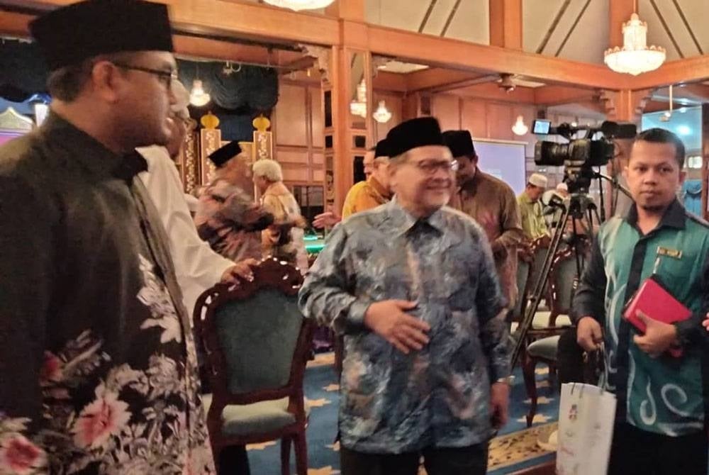 Mohd Amar (tengah) menghadiri Karnival Rakyat Kelantan pada Khamis.