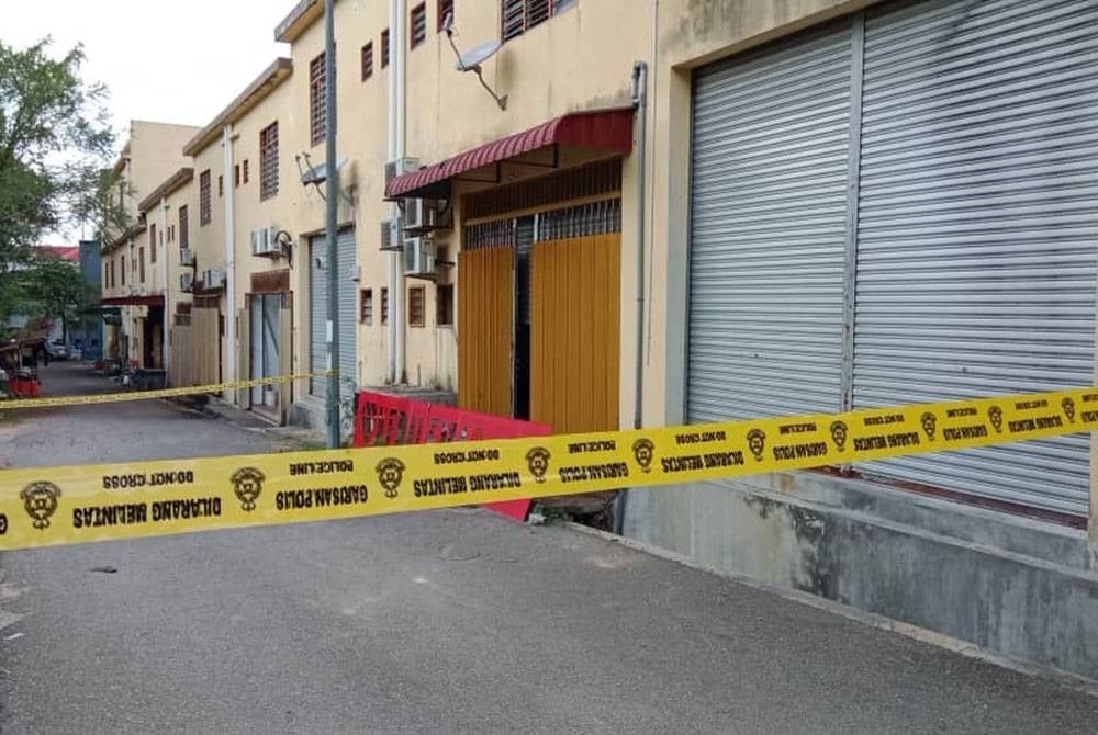 Keadaan di belakang premis kedai emas itu.