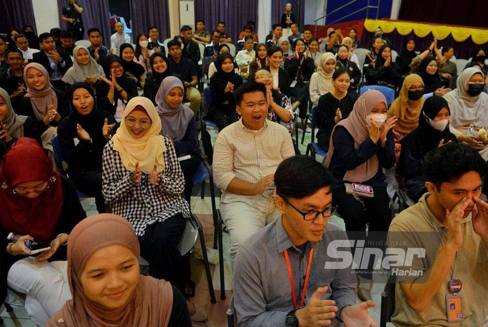 Pelajar UiTM Kota Kinabalu memberi tepukan gemuruh ketika menyaksikan Dialog Siswa yang berlangsung di Dewan Al-Bukhari, UiTM Kota Kinabalu, Sabah pada Khamis. - Foto Sinar Harian / Asril Aswandi Shukor.