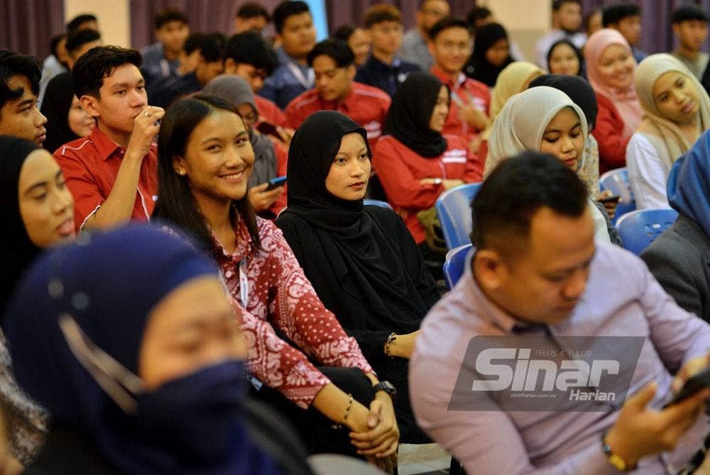 Antara pelajar UiTM Kota Kinabalu yang hadir menyaksikan Dialog Siswa yang berlangsung di Dewan Al-Bukhari, UiTM Kota Kinabalu, Sabah pada Khamis. - Foto Sinar Harian / Asril Aswandi Shukor.