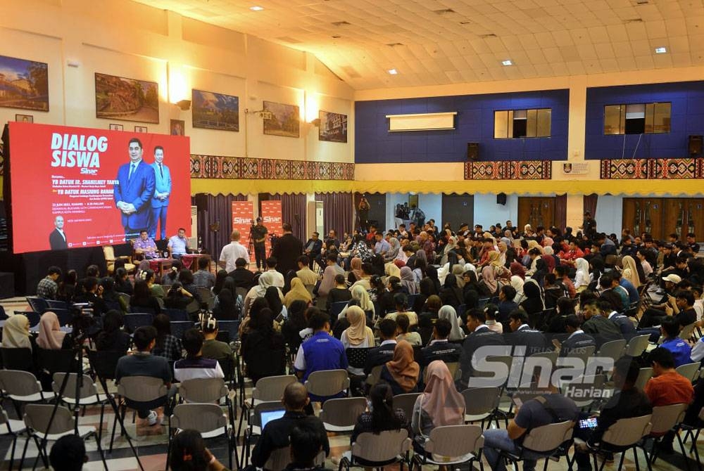 Dialog Siswa yang berlangsung di Dewan Al-Bukhari, UiTM Cawangan Sabah, Kampus Kota Kinabalu pada Khamis. - Foto Sinar Harian / Asril Aswandi Shukor.