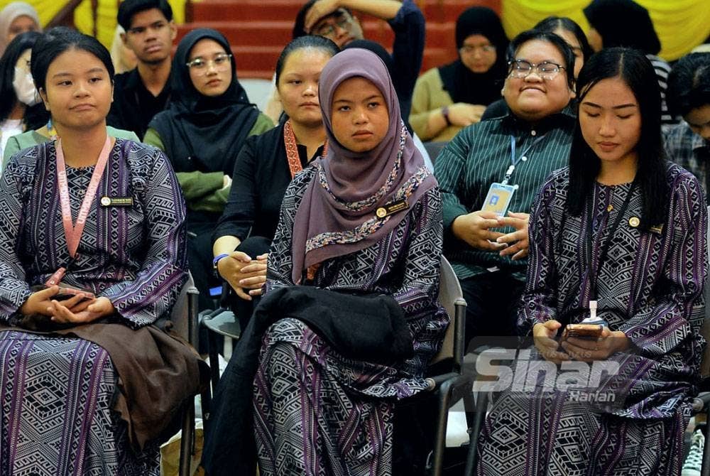 Pelajar yang hadir menyaksikan Dialog Siswa di Dewan Al-Bukhari, UiTM Cawangan Sabah, Kampus Kota Kinabalu pada Khamis. - Foto Sinar Harian / Asril Aswandi Shukor.