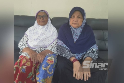 Shaidah (kanan) dan Saamah menceritakan mengenai kejadian itu di rumah mereka di Batu 8 Kampung Asahan pada Khamis.